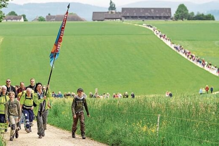 Rotte aus 300 Personen: Bei herrlichem Frühlingswetter konnte der Reinacher Banntag bereits zum 65. Mal durchgeführt werden. Schon am Morgen früh haben sich mehr als 300 wanderfreudige Bannumgängerinnen und Bannumgänger beim Tierpark versammelt, um die Ganztagesrotte in Angriff zu nehmen. Im Leywald hat später die kurze ökumenische Besinnung ­stattgefunden. Am Nachmittag haben sich auch nochmals viele Wanderfreudige für die Halbtagesrotten eingefunden. Nachdem alle Grenzsteine kontrolliert wurden, haben die Teilnehmenden den Tag auf der Banntagwiese ausklingen lassen. Ponyreiten und das Konzert der Musikgesellschaft Concordia gehörten ebenso dazu wie der gemütliche Festbetrieb. Foto: Patrick Kunz/kunzmedia.ch