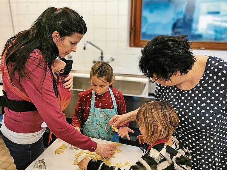 Gemeinsam geht es schneller: Das Backen von Weihnachtsgutzi im Chrättli für alle Generationen fand grossen Anklang. Foto: Melanie Brêchet