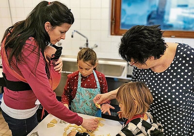 Gemeinsam geht es schneller: Das Backen von Weihnachtsgutzi im Chrättli für alle Generationen fand grossen Anklang. Foto: Melanie Brêchet