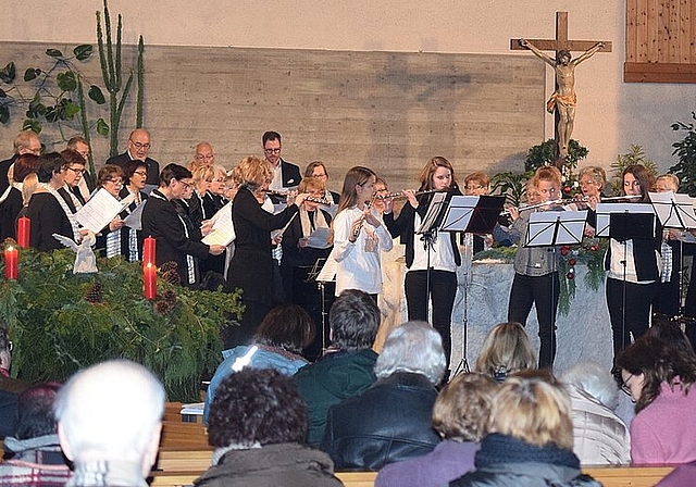  Konzert im Advent: Der Kirchenchor Breitenbach mit Flötenensemble. Foto: Bea Asper