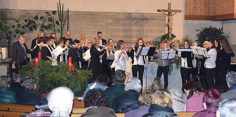 Konzert im Advent: Der Kirchenchor Breitenbach mit Flötenensemble. Foto: Bea Asper