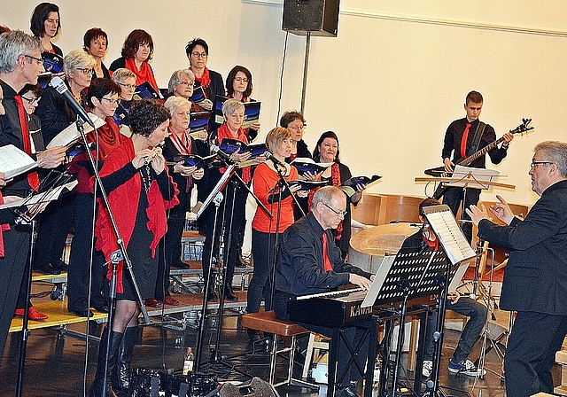 Grosses, aber sehr angenehmes Projekt: Paul Stebler (r.) geleitet den Chor, Solistinnen und Musiker einfühlsam durch die 20 Gospelsongs. Foto: Roland Bürki