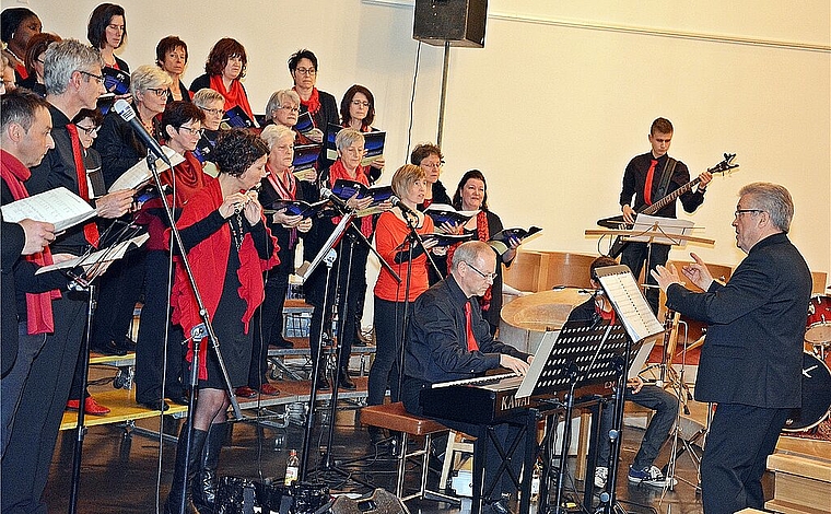 Grosses, aber sehr angenehmes Projekt: Paul Stebler (r.) geleitet den Chor, Solistinnen und Musiker einfühlsam durch die 20 Gospelsongs. Foto: Roland Bürki