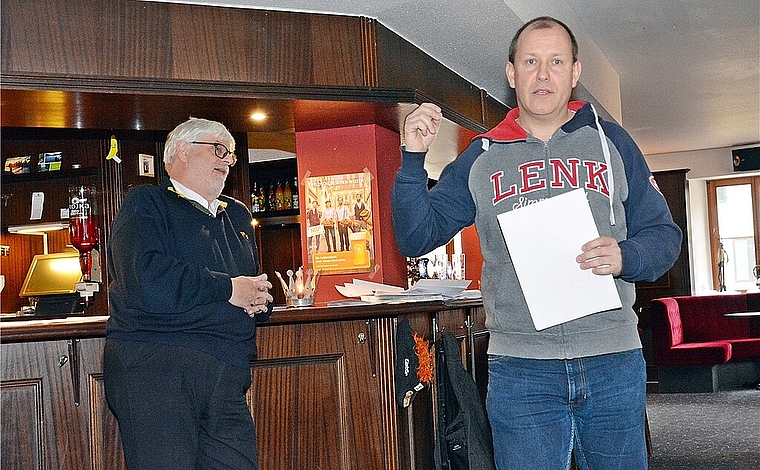 SVP Schwarzbubenland mit Christian contra Christian: Initiativgegner Christian Stärkle (l.) im «Gesprächsduell» mit Christian «Chrigu» Riesen aus dem Kernteam NoBillag. Foto: Roland Bürki