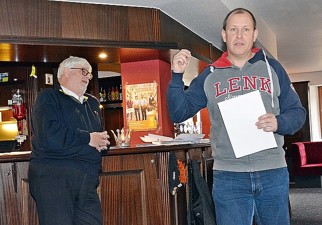 SVP Schwarzbubenland mit Christian contra Christian: Initiativgegner Christian Stärkle (l.) im «Gesprächsduell» mit Christian «Chrigu» Riesen aus dem Kernteam NoBillag. Foto: Roland Bürki