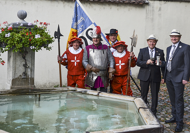 Vorfreude auf ein Volksfest beim Dornacher Lindenbrunnen: Magdalenen-Zünfter Hansruedi Tschudin als historische Hauptmannsfigur Benedikt Hugi, flankiert von Bannerträger und Landsknechten, daneben OK-Chef René Umher und Zunftmeister Jürg Hürlima
