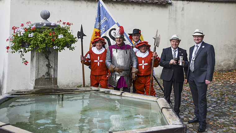 Vorfreude auf ein Volksfest beim Dornacher Lindenbrunnen: Magdalenen-Zünfter Hansruedi Tschudin als historische Hauptmannsfigur Benedikt Hugi, flankiert von Bannerträger und Landsknechten, daneben OK-Chef René Umher und Zunftmeister Jürg Hürlima