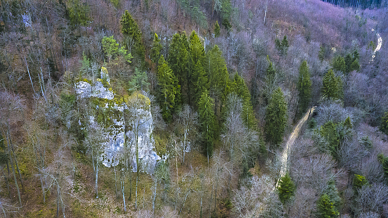 Hilsenstein aus der Luft: Die Ruine steht auf einer Felserhebung (links im Bild) – strategisch ideal gelegen und kaum
