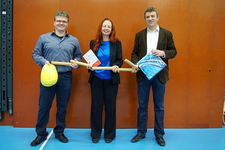 Mit Schutzhelm, Management-Ratgeber und Pralinen in die Zukunft: Die neue Schulleitung der Sekundarschule Arlesheim-Münchenstein mit Christian Weiss, Sabine Pfeifer und Simon Esslinger bei der Stabübergabe (v. l.). Foto: Oliver Sterchi