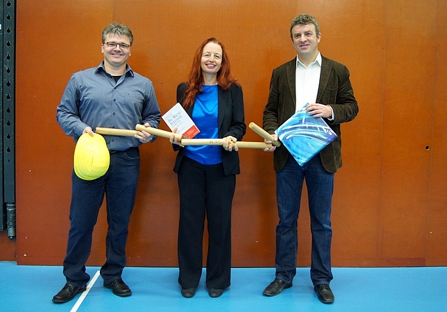 Mit Schutzhelm, Management-Ratgeber und Pralinen in die Zukunft: Die neue Schulleitung der Sekundarschule Arlesheim-Münchenstein mit Christian Weiss, Sabine Pfeifer und Simon Esslinger bei der Stabübergabe (v. l.).  Foto: Oliver Sterchi