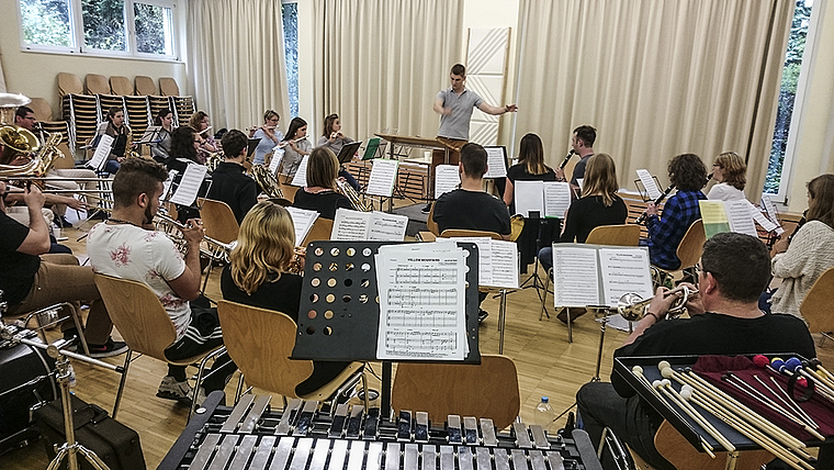 Probearbeit: Der Dirigent Lukas Mayr und das Projektorchester Nordwestschweiz bereiten sich auf den Sonntag vor. Foto: ZVG