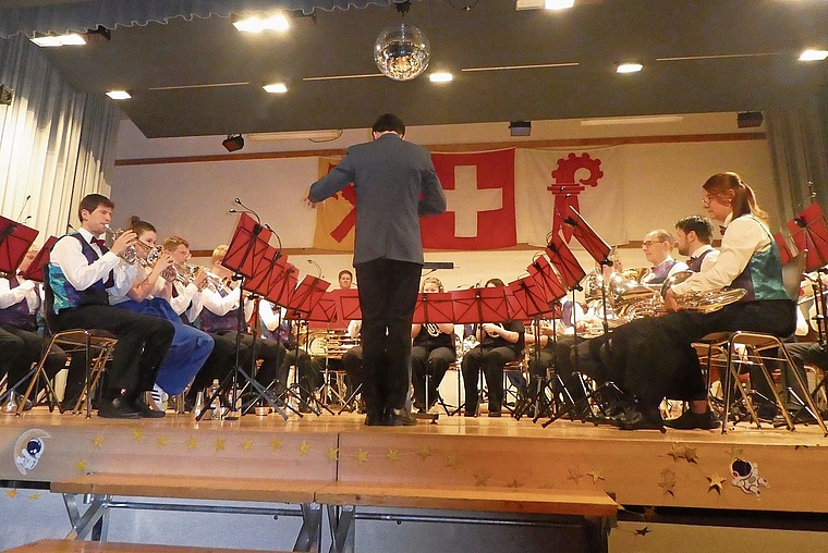 Der Musikverein Brislach: Die Premiere unter Dirigent Adrian Schär führte in den Weltraum. Foto: Sabine Asprion