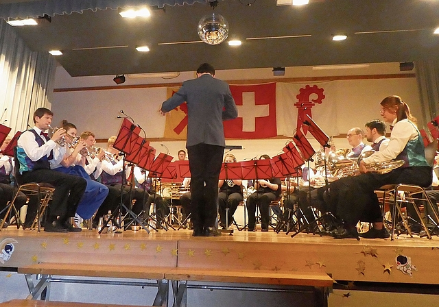 Der Musikverein Brislach: Die Premiere unter Dirigent Adrian Schär führte in den Weltraum. Foto: Sabine Asprion