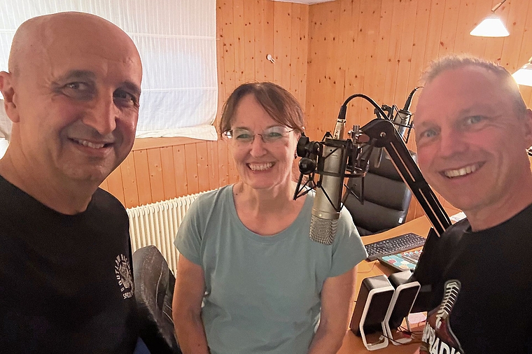 Schnappschuss im Radiostudio: (v. l.) Der Musiker U-Sayn wird von Sue und Däni Schindler im Studio von Happy Radio Basel interviewt. Foto: zVg