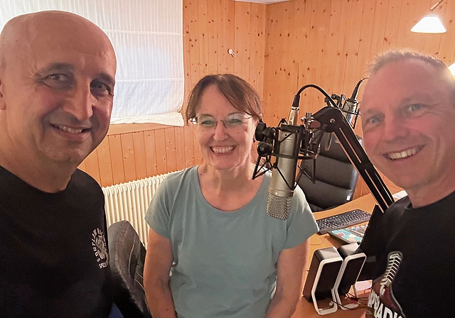 Schnappschuss im Radiostudio: (v. l.) Der Musiker U-Sayn wird von Sue und Däni Schindler im Studio von Happy Radio Basel interviewt. Foto: zVg