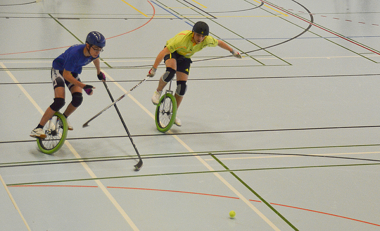 Dynamik pur: Körperbeherrschung steht beim Einradhockey an erster Stelle.  Foto: Jay Altenbach