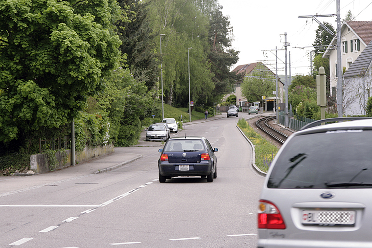 Entschleunigung: Bis 2013 soll in Arlesheim Tempo 30 flächendeckend auf allen Gemeindestrassen eingeführt sein. Das betrifft auch die viel befahrene Baselstrasse ab der Ampel Birseckstrasse. Foto: Lukas Hausendorf