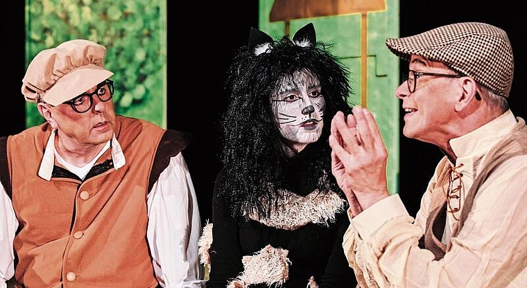 Träumen von einem besseren Leben: (v. l.) Der Müllerssohn Peter (Jürg Kyburz), der gestiefelte Kater (Tanja Wüest) und der Sohn des Hofschusters Hans (Benedikt Stark). Foto: Michael Wolf/zVg