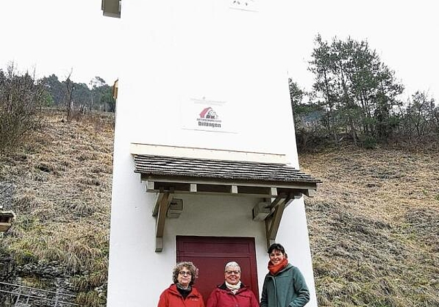 Der ausgediente Trafoturm in Dittingen bietet nun Platz für allerlei Tiere: (v.l.) Cora Kuntze und Franziska Weber-Isler vom Natur- und Vogelschutzverein Blauen, Dittingen, Nenzlingen und Anna Boila von der Stiftung Pro Artenvielfalt. Foto: Melanie 