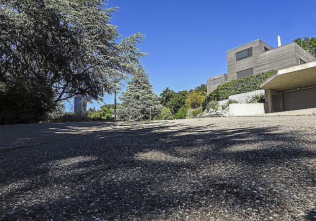 Ziemlich havariert: Der Schlossweg erhält nun die dringend notwendige Instandstellung. Die Arbeiten sollen bis Ende Jahr fertiggestellt sein – bis auf den Deckbelag, der erst im Frühjahr angebracht wird. Foto: Edmondo Savoldelli