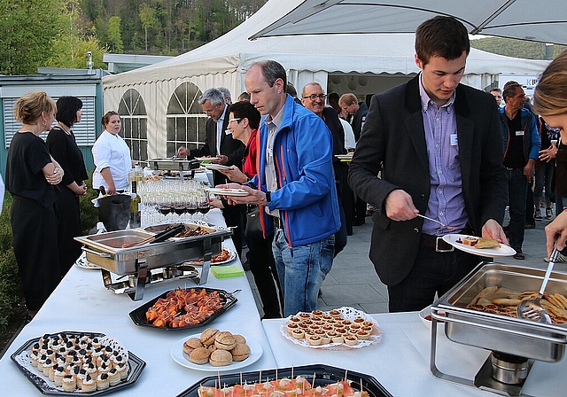 Apéro riche: Die Gäste bedienen sich am Buffet. Fotos: Gaby Walther Blumen für die Dame: Gerda Vögtlin, Managerin Birs Golf, erhält Blumen von Beat Gerber, Organisator des KMU-Anlasses. 