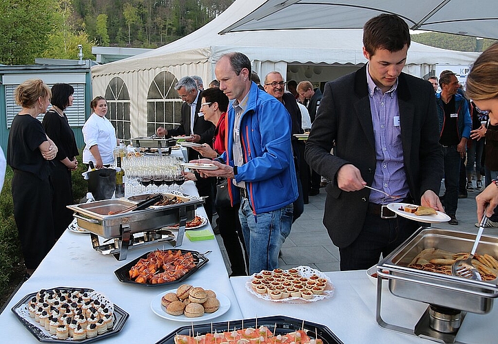 Apéro riche: Die Gäste bedienen sich am Buffet. Fotos: Gaby Walther Blumen für die Dame: Gerda Vögtlin, Managerin Birs Golf, erhält Blumen von Beat Gerber, Organisator des KMU-Anlasses. 