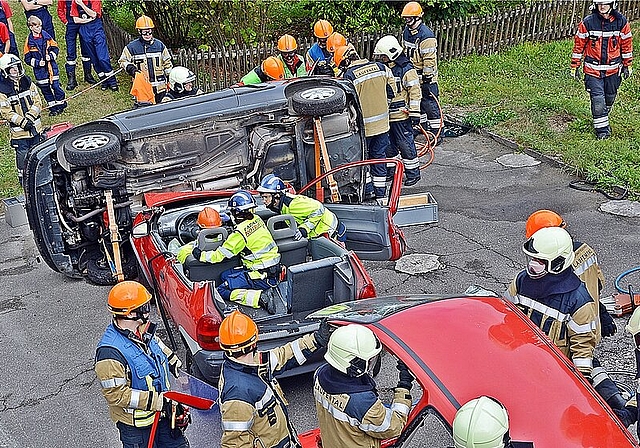 Teamwork: Die Feuerwehr entfernt das Autodach, so dass die Rettungssanitäter die schon vorher versorgte Person bergen können. Fotos: Roland Bürki
