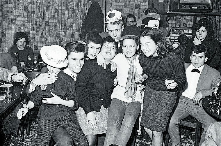 Vor 60 Jahren wurde schon ordentlich gefeiert: Beizenszene an der Laufner Fasnacht, aufgenommen im Stedtli  im Jahr 1963. Foto: zVg/Museum Laufental/Fotosammlung Schaltenbrand