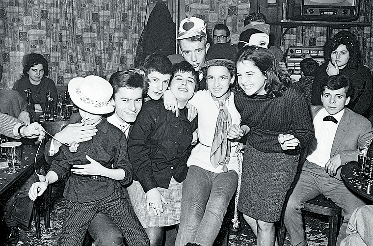 Vor 60 Jahren wurde schon ordentlich gefeiert: Beizenszene an der Laufner Fasnacht, aufgenommen im Stedtli im Jahr 1963. Foto: zVg/Museum Laufental/Fotosammlung Schaltenbrand