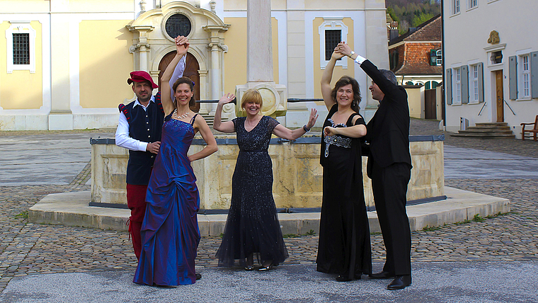 Das Komitee ist bereits festlich gekleidet (v. l.): Patrik Vögtli, OK-Präsidentin Vera von Rotz-Gass, Andrea Mercier, Svetlana und Oliver Ehinger. Es fehlen Dominique Ammann und Brigitte Treyer-Spitz. Foto: Caspar Reimer