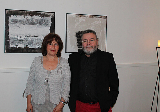 Die Schülerin und ihr Lehrer: Gisèle Hügli und Rolf Blösch vor zwei Werken von Hügli.   Foto: Dimitri Hofer