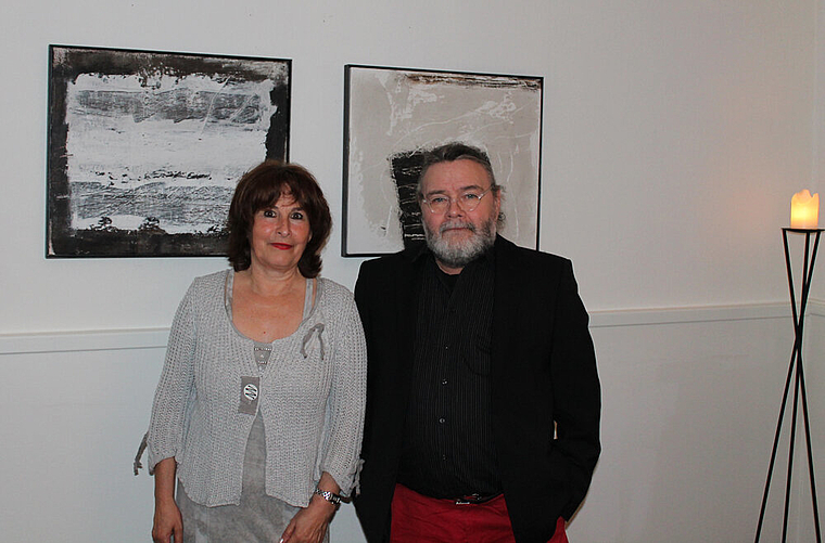 Die Schülerin und ihr Lehrer: Gisèle Hügli und Rolf Blösch vor zwei Werken von Hügli. Foto: Dimitri Hofer