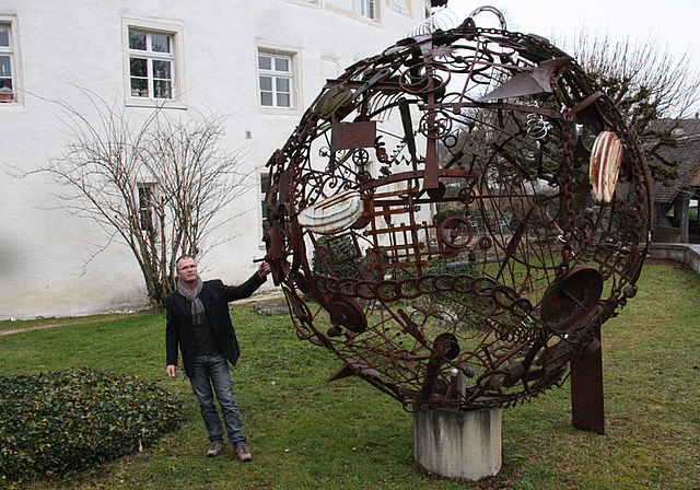 Zeit für eine Umplatzierung: Paul Stadler vor der Eisenplastik «Global», die zurzeit noch vor dem Schloss Zwingen platziert ist.  Foto: Gaby Walther