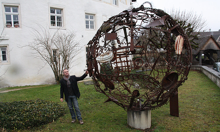 Zeit für eine Umplatzierung: Paul Stadler vor der Eisenplastik «Global», die zurzeit noch vor dem Schloss Zwingen platziert ist.  Foto: Gaby Walther