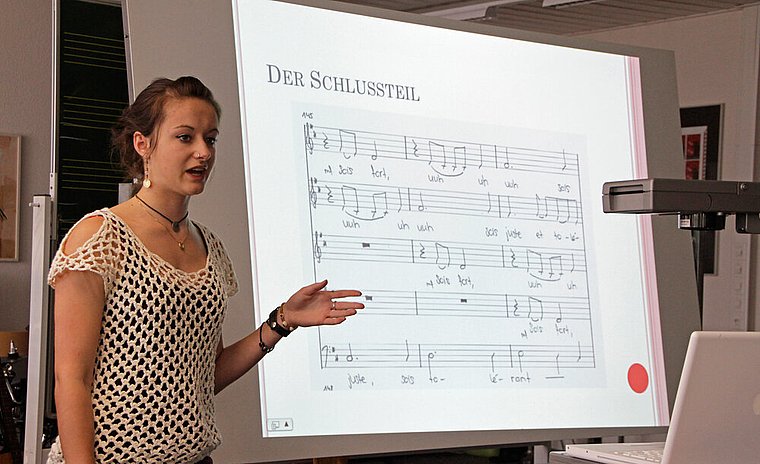 Ein Lied als deutliches Zeichen: Mirella Candreia erklärt ihre Komposition. Foto: Martin Staub