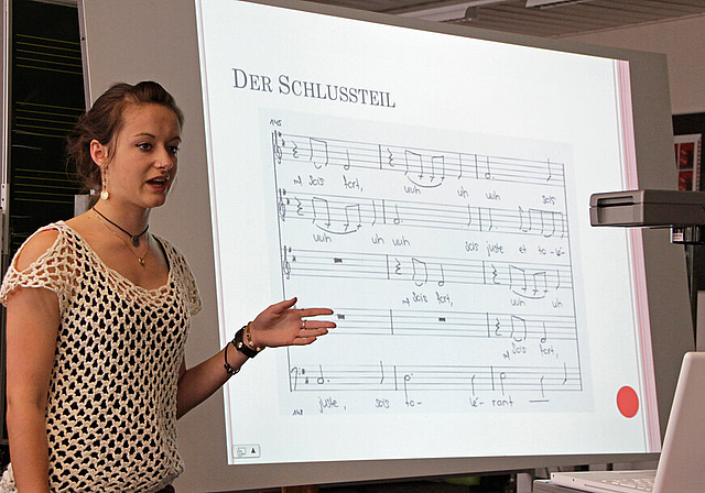 Ein Lied als deutliches Zeichen: Mirella Candreia erklärt ihre Komposition.  Foto: Martin Staub