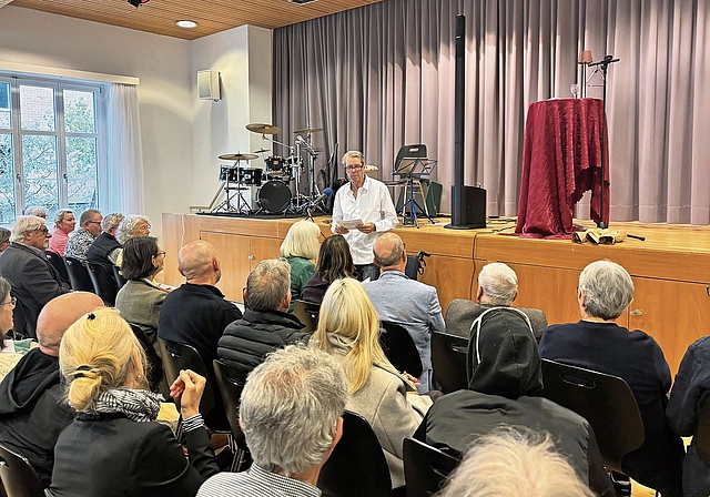Volles Haus: Aernschd Born stellte sein Buch «Tunnelgeschichten» in Reinach vor.Foto: Caspar Reimer