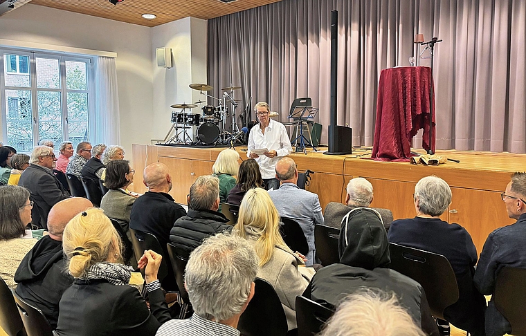 Volles Haus: Aernschd Born stellte sein Buch «Tunnelgeschichten» in Reinach vor.Foto: Caspar Reimer