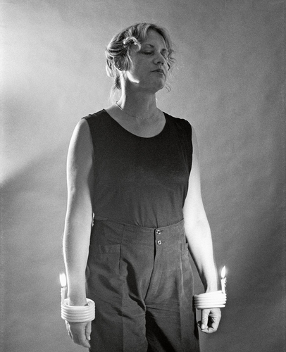 Lässt das Material sprechen: Eva Lootz auf einer Aufnahme von 1993. Foto: Javier Campano