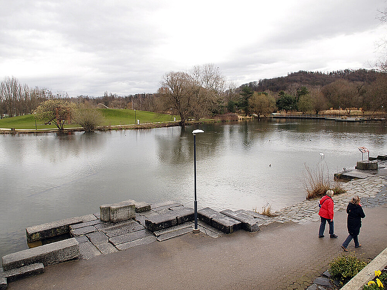 Weiherlandschaft beim Restaurant Seegarten: Hoffentlich lädt bald freundlicheres Wetter zum Flanieren und Spielen ein. Foto: Tobias Gfeller