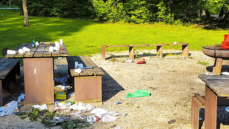 Riesensauerei: Der Grillplatz in der Reinacherheide wurde in der Nacht auf Sonntag komplett zugemüllt.  Foto: ZVG / Robert Bokhoven