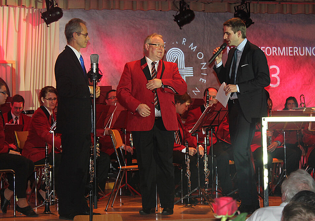 Musikant als Model: Uniformmacher Markus Büttiker (l.) und Moderator Simon Eberhard (r.) stellen die neuen Kostüme vor.   Foto: Dimitri Hofer
