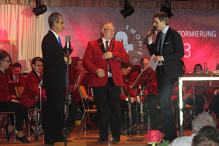 Musikant als Model: Uniformmacher Markus Büttiker (l.) und Moderator Simon Eberhard (r.) stellen die neuen Kostüme vor. Foto: Dimitri Hofer
