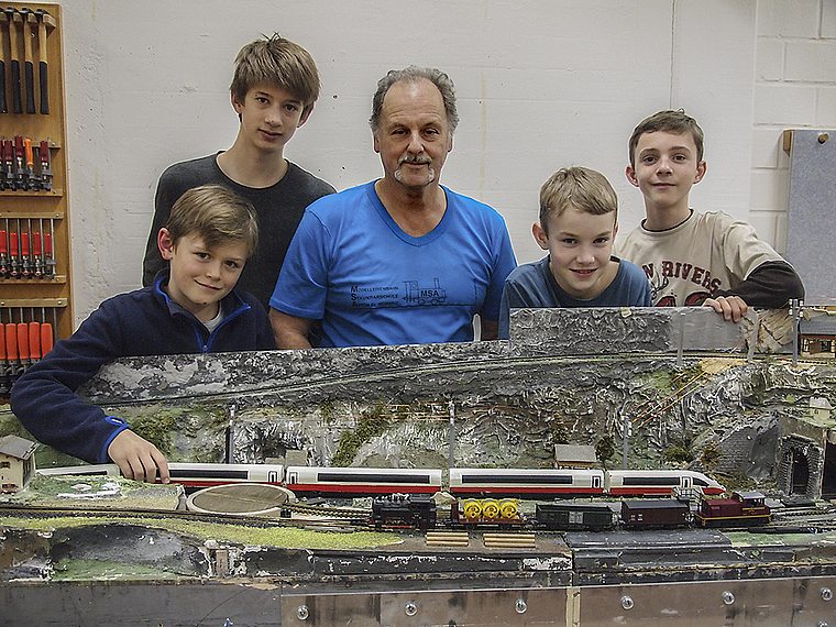 Gelehrige Eisenbahner: (v. l.) Nikolas, Lukas, Nicolas, Philipp mit Vereinspräsident