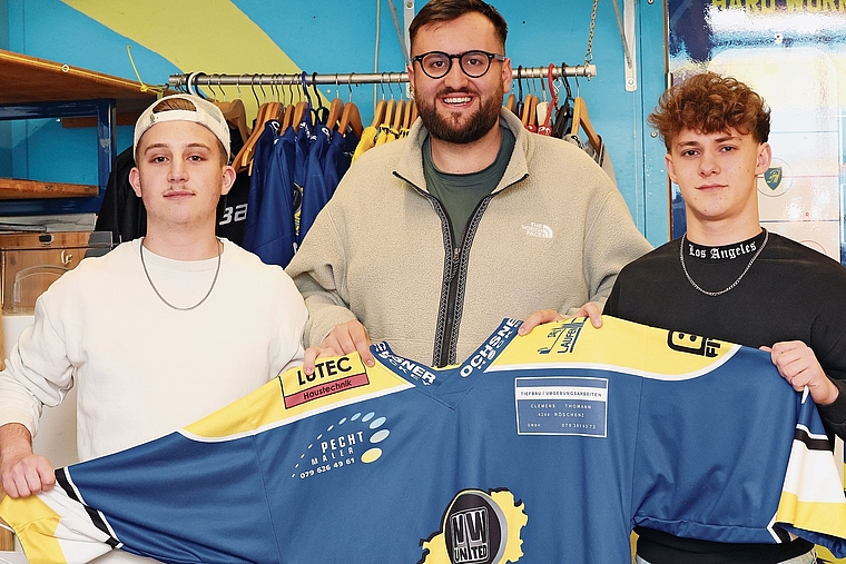 Vereint für den Verein: Tobias Häseli, Glenn Chevrolet und Nevio Quartara (von links) verbindet das Leibchen der Laufner U21-Equipe. Foto: eh-presse