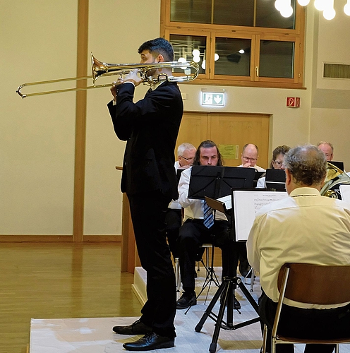 Mit der Posaune: Dirigent Tamás Szente als brillanter Solo-Posaunist.