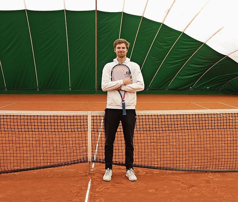 Wird neu vom McDonald’s Münchenstein unterstützt: Tennistalent Raffaele Mariani in der Halle seines Clubs 
