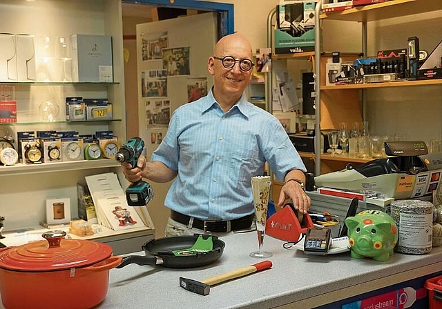 Kundschaft aus der ganzen Region: Max Sutter hat in seinem Laden rund 30000 Artikel im Angebot. Foto: Tobias Gfeller