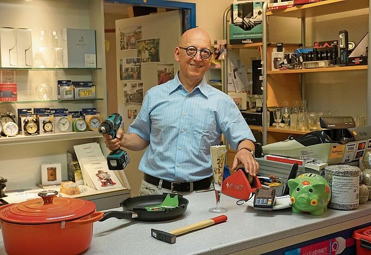 Kundschaft aus der ganzen Region: Max Sutter hat in seinem Laden rund 30000 Artikel im Angebot. Foto: Tobias Gfeller