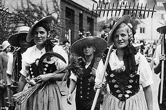 Aus dem Fotoalbum des Turnvereins: Aescherinnen in Tracht am Winzerfest 1934.